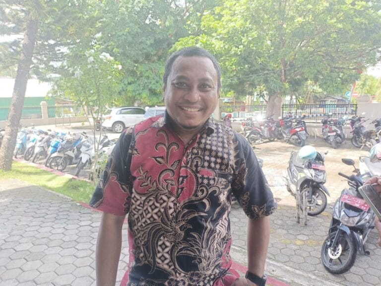 Kepala Seksi Jasa Konstruksi Dinas PUPR Tual Muhajir Latuconsina. Foto: Dokpri