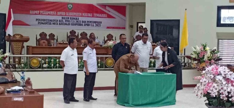 DPRD Kabupaten Maluku Tenggara (Malra) bersama Pemerintah Kabupaten (Pemkab) setempat menandatangani dokumen Kebijakan Umum Anggaran (KUA) dan Prioritas Plaform Anggaran Sementara (PPAS) APBD 2023. Agenda penandatanganan tersebut dilakukan dalam rapat paripurna di ruang sidang utama DPRD Malra, di Langgur, Rabu (30/11/2022). Foto: Geraldo Leisubun