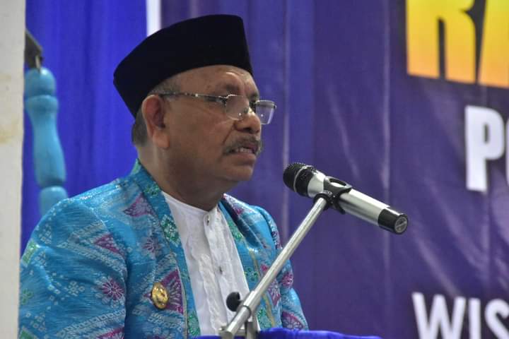 Wakil Bupati Maluku Tenggara (Malra) Petrus Beruatwarin membawa sambutan pada acara wisuda ahli madya perikanan dan sarjana terapan Polikant, di Gedung Serbaguna Larvul Ngabal, Rabu (7/12/2022). Foto: Bagian Protokoler dan Komunikasi Pimpinan Malra/Icat Ohoira