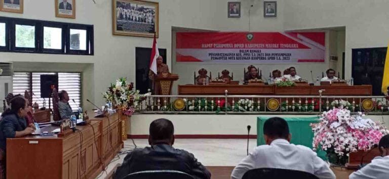 Wakil Bupati (Wabup) Malra Petrus Beruatwarin menyampaikan nota pengantar Rancangan APBD tahun 2023 kepada DPRD setempat dalam rapat paripurna di ruang sidang utama DPRD Malra, Rabu (30/11/2022). Foto: Geraldo Leisubun
