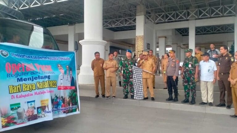 Wakil Bupati Maluku Tenggara (Malra) Petrus Beruatwarin membuka pasar murah Sembako dan Operasi Pasar Minyak Tanah. Pembukaan kegiatan dilaksanakan di Kantor Bupati Malra, Selasa (20/12/2022). Foto: Labes Remetwa