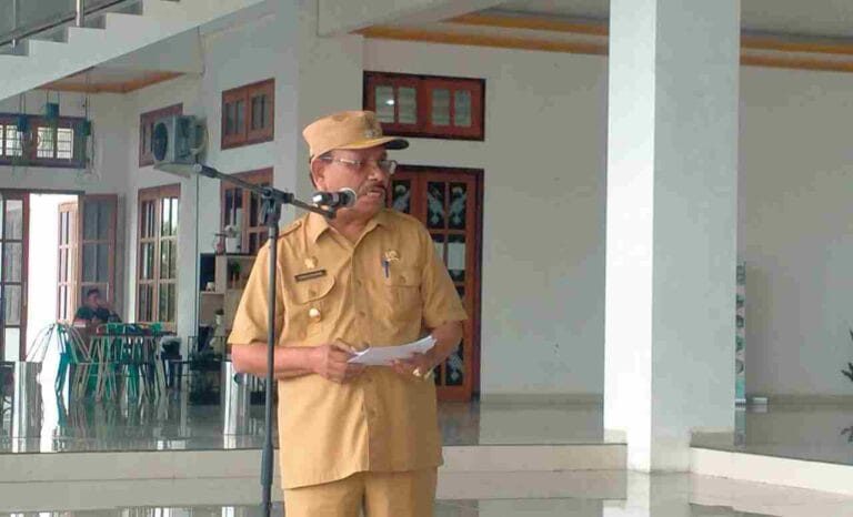 Wakil Bupati Malra Petrus Beruatwarin menyampaikan sambutan pada pembukaan Pasar Murah Sembako dan Operasi Minyak Tanah, di Kantor Bupati Malra, Selasa (20/12/2022). Foto: Labes Remetwa