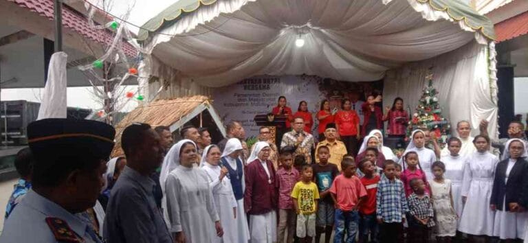 Nyanyian Natal Bersama oleh Para Anggota DPRD Malra, ASN Lingkup Malra, Kepala Desa yang hadir, Para Biarawan-Biarawati dan Anak-Anak Ohoi Debut, Foto: Ketty Remetwa