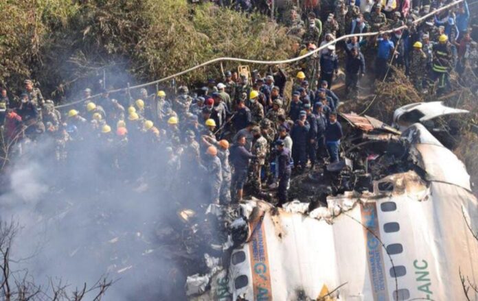 Puing-puing pesawat Yeti Airlines yang jatuh di Nepal (Gambar: Reuters)