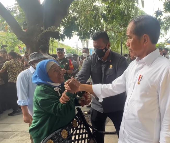 Siti Marifa di Manado yang curhat langsung ke Presiden. (Gambar: Media Sosial Jokowi)
