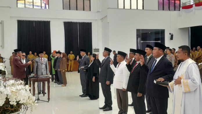 Bupati Maluku Tenggara (Malra) M. Thaher Hanubun melantik 11 Penjabat Pimpinan Tinggi Pratama. Acara pelantikan dilaksanakan di Aula Kantor Bupati, Senin (2/1/2023). Foto: Labes Remetwa