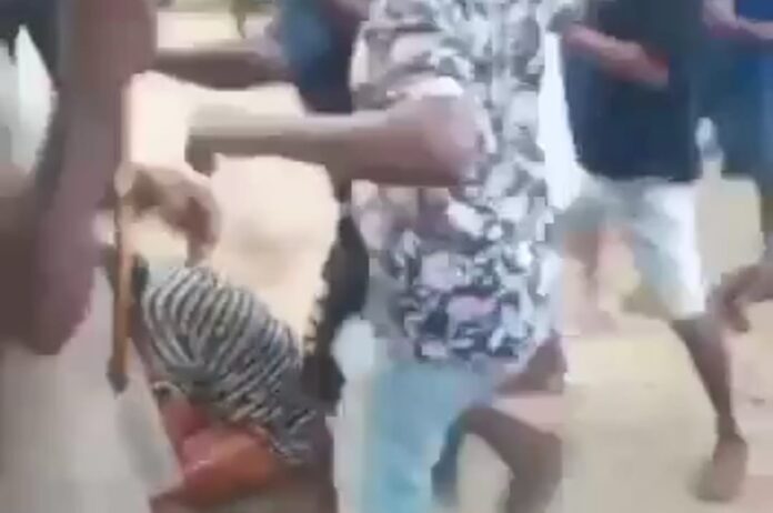Tangkapan layar video seorang perempuan Dianiaya dan dibakar di Sorong, Papua Barat Daya. (Gambar: Video yang diteruskan berkali-kali di WA)