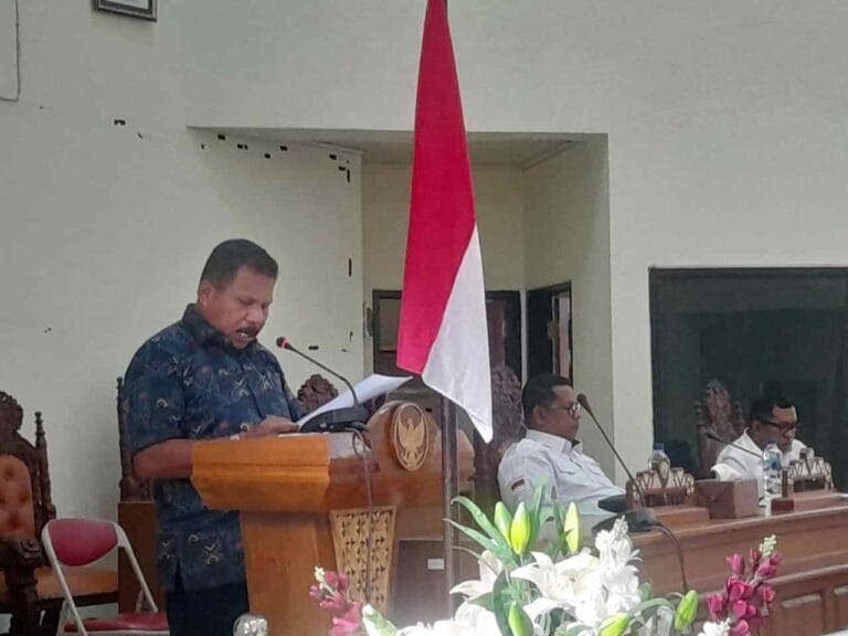 Sekretaris DPRD (Sekwan) Kabupaten Maluku Tenggara (Malra) Bernardus Rettob melaporkan kinerja wakil rakyat selama tahun sidang 2022. Laporan tersebut disampaikan dalam rapat paripurna penutupan masa persidangan III tahun sidang 2022, di ruang sidang utama DPRD Malra, Jumat (6/1/2023). Foto: Labes Remetwa