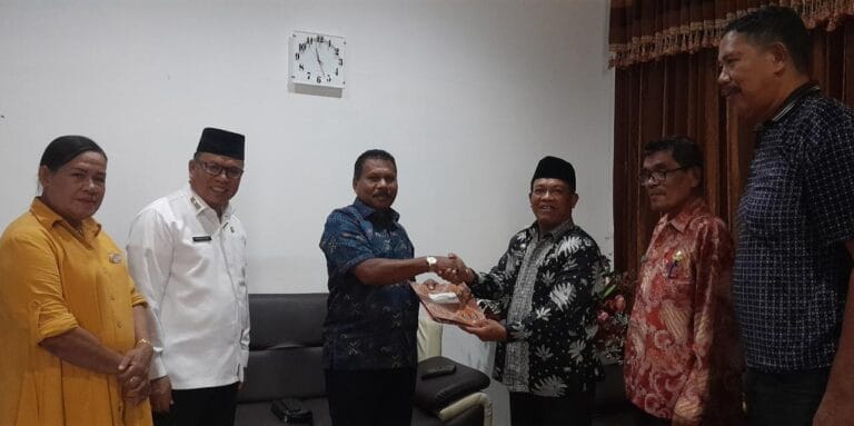 Acara Serah Terima Jabatan (Sertijab) Sekretaris DPRD (Sekwan) Malra dari Andreas Savsavubun kepada Bernadus Rettob. Sertijab berlangsung di ruang kerja Sekretaris DPRD Malra, Jumat (6/1/2023). Foto: Labes Remetwa