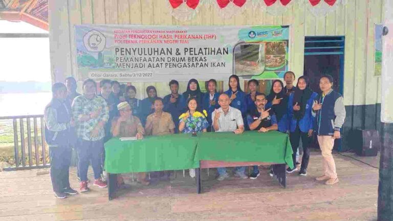 Politeknik Perikanan Negeri Tual (Polikant) melakukan kegiatan “penyuluhan dan pelatihan pemanfaatan drum bekas menjadi alat pengasapan ikan” di Ohoi/Desa Garara, Kecamatan Kei Kecil Timur Selatan, Selasa (21/2/2023). Foto: Dokpri