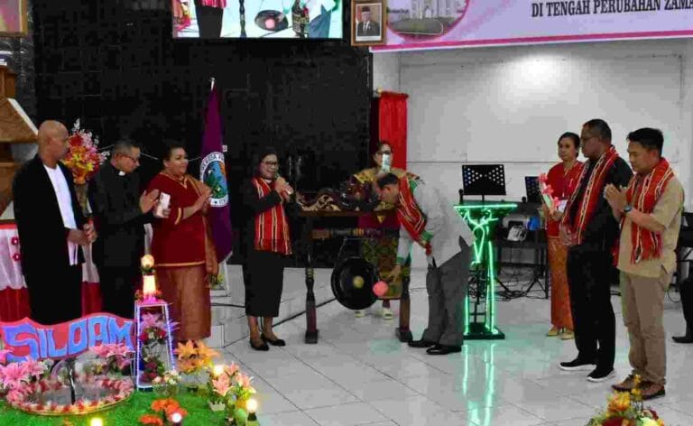 Wakil Bupati (Wabup) Maluku Tenggara (Malra) Petrus Beruatwarin membuka Persidangan ke-25 Jemaat GPM Anugerah Klasis Pulau-Pulau Kei Kecil dan Kota Tual, Minggu (12/2/2023). Foto: Facebook Infohumas Malra
