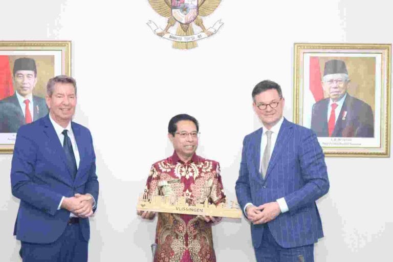 Kepala Badan Perencanaan Daerah (Bappeda) Provinsi Maluku Anthon Lailosa mewakili Gubernur Maluku, Jumat (17/2/2023) menerima kunjungan Walikota Vlissingen Bass Van Den Tillaar dan Wakil Walikota Vlissingen Albert Vader di ruang rapat lantai II Kantor Gubernur Maluku. Foto: Biro Administrasi Pimpinan Setda Maluku