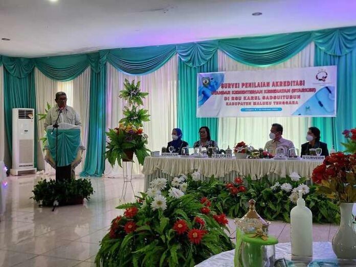 Bupati Maluku Tenggara M. Thaher Hanubun menyampaikan sambutan saat menyambut surveyor dari Komisi Akreditasi Rumah Sakit (KARS) di RSUD Karel Sadsuitubun Langgur, Jumat (10/2/2023). Foto: Bagian Protokoler dan Komunikasi Pimpinan Malra