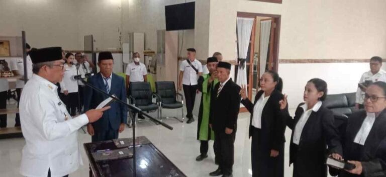 Bupati Maluku Tenggara M. Thaher Hanubun melantik tiga Kepala Pusat Kesehatan Masyarakat (Puskesmas). Pelantikan dan pengambilan sumpah dilaksanakan di ruang kerja Bupati Malra, Rabu (8/2/2023). Foto: Ketty Remetwa