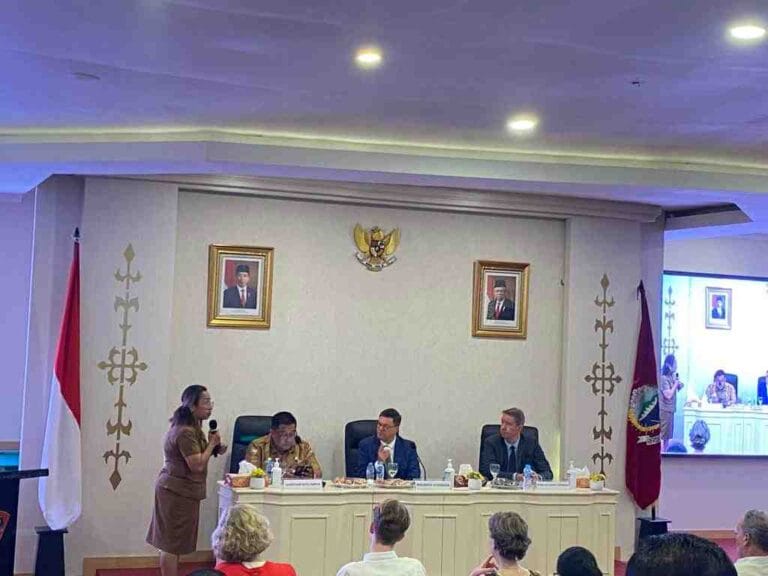 Rapat pembahasan Memorandum of Understanding (MoU) Kerja sama Kota Bersaudara atau Sister City antara Pemkot Vlisingen (Belanda) dengan Pemkot Ambon. Kegiatan berlangsung di ruang Vlisingen, Balai Kota Ambon, Senin (13/2/2023). Foto: Chintia Samangun