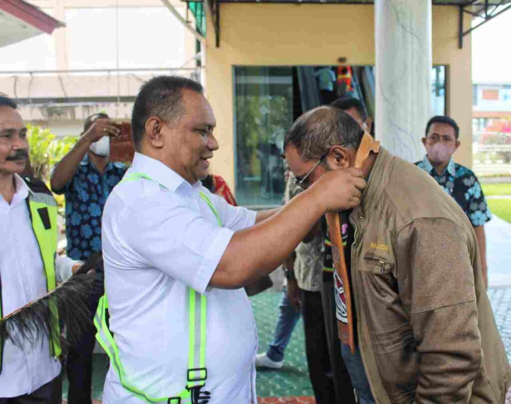 Penyematan Kalung oleh Wakil Ketua DPRD Kota Jayapura, Jhon Betaubun kepada Mgr. Seno Ngutra. 