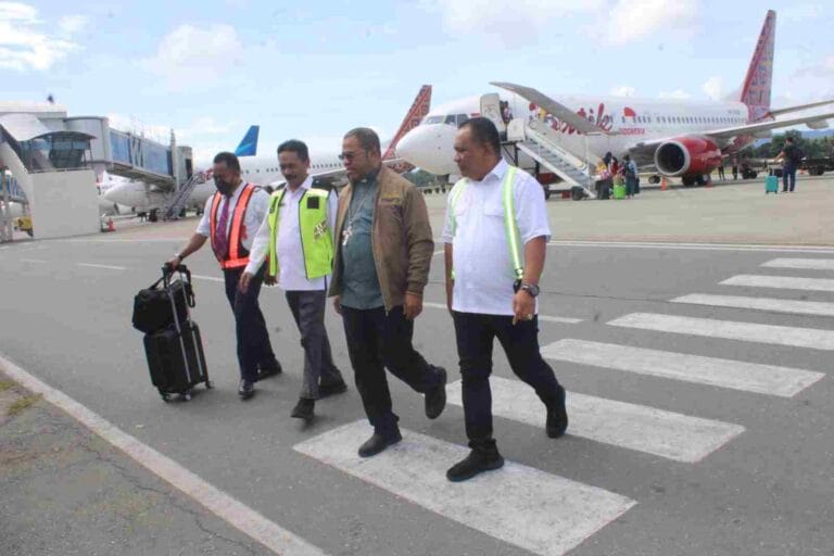 Penjemputan Uskup Diosis Amboina di Bandara Sentani Jayapura oleh Ketua Maskei, Robert J. Betaubun (dari kanan rompi hijau) dan Wakil Ketua DPRD Kota Jayapura John Betaubun ( Kiri berkemeja putih). Rabu, (01/02/2023) Foto: Dokpri