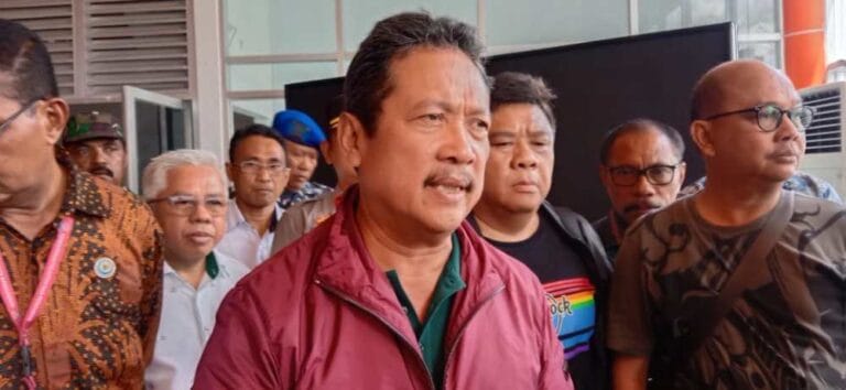 Menteri Kelautan dan Perikanan (KKP) RI, Sakti Wahyu Trenggono saat memberikan keterangan dalam kunjungan kerjanya kepada awak media Rabu (22/3/2023) di Bandara Karel Sadsuitubun Langgur.
