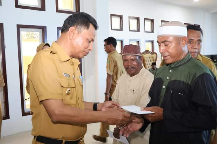 penyerahan bantuan bagi imam sekota tual suaradamai 3 Suaradamai.com
