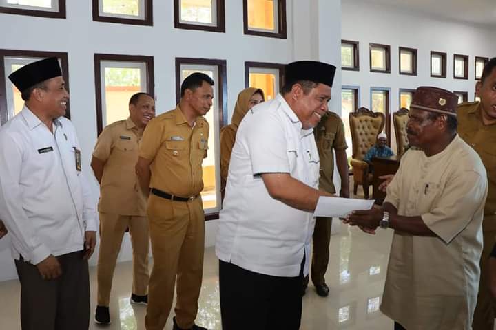 penyerahan bantuan bagi imam sekota tual suaradamai 4 Suaradamai.com