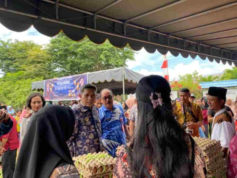 Pj. Walikota Ambon Bodewin Wattimena, saat mengunjungi tenda jualan para penjual. Kamis (13/4/2023).