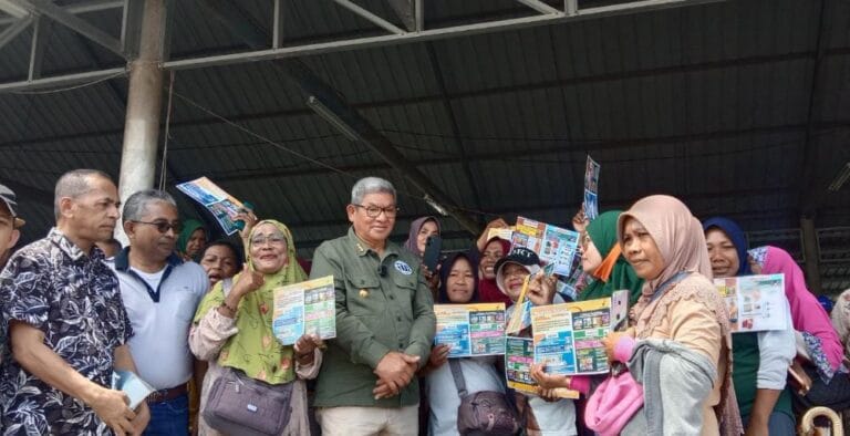 Bupati Maluku Tenggara Muhammad Thaher Hanubun saat berdialog bersama ibu-ibu penjual area pasar ikan. Jumat (31/3/2023). Foto: Ketty Remetwa