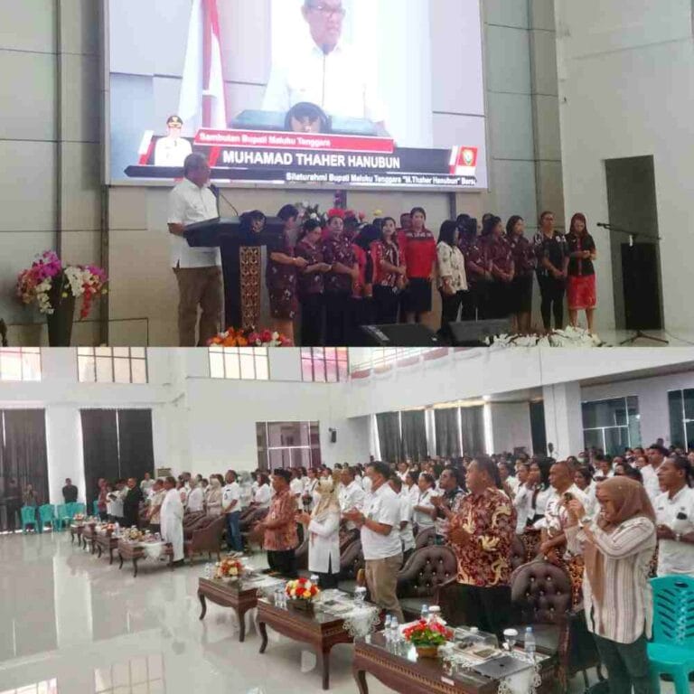 Perayaan Silaturahmi Idul Fitri 1444 H dan Paskah Kristus , yang digelar di Aula Kantor Bupati Malra. Tampak Bupati Muhammd Thaher Hanubun bersama para tenaga kesehatan se-Kabupaten Malra saat mendengarkan arahan dan menyayikan bersama lagu-lagu keagamaan. Kamis (27/4/2023). Foto: Ketty Remetwa