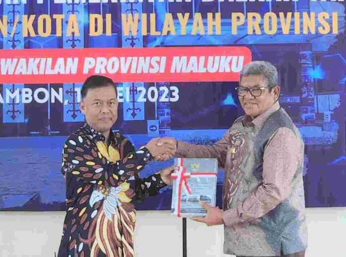 Bupati Malra M. Thaher Hanubun menerima penghargaan opini WTP dari Badan Pemeriksa Keuangan Republik Indonesia (BPK RI) Perwakilan Provinsi Maluku, Jumat (12/5/2023). Foto: Istimewa