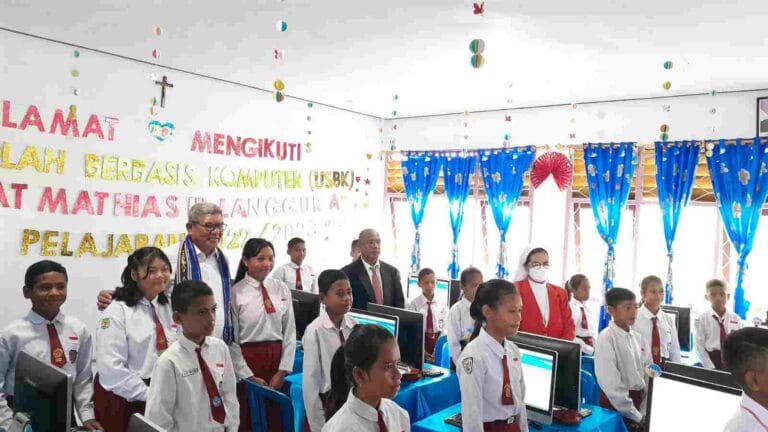Foto bersama Bupati Malra M. Thaher Hanubun, Kepala Sekolah SD NK Mathias III Langgur A Saverius Rahabav, Ketua Yayasan Asti Dharma, dan para peserta ujian, Senin (22/5/2023). Foto: Labes Remetwa