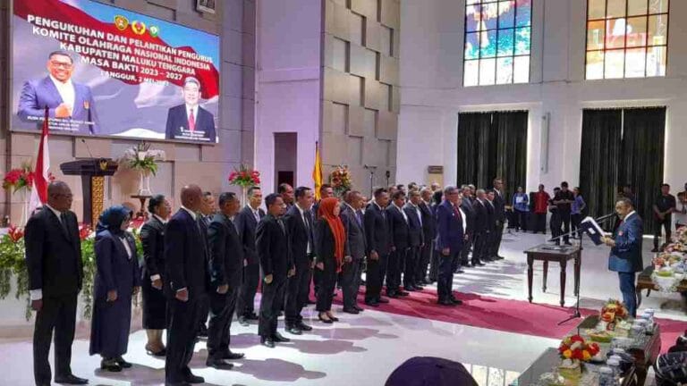 Ketua Umum (Ketum) Komite Nasional Olahraga Indonesia (KONI) Provinsi Maluku Murad Ismail mengukuhkan dan melantik pengurus KONI Kabupaten Maluku Tenggara periode 2023-2027. Acara pengukuhan dan pelantikan dilaksanakan di Aula Kantor Bupati Malra, Selasa (2/5/2023). Foto: Labes Remetwa