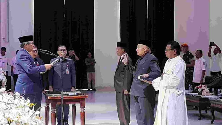 Bupati Maluku Tenggara M. Thaher Hanubun melantik Kepala Dinas Pemadam Kebakaran (Damkar) dan Kepala Dinas Lingkungan Hidup (DLH), di Aula Kantor Bupati Malra, Rabu (10/5/2023). Foto: Labes Remetwa