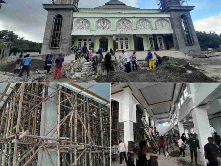 Aparatur Sipil Negara (ASN) yang Muslim di Lingkup Pemerintah Kabupaten Maluku Tenggara membantu pengecoran tiang Masjid Agung Al-Muhajirin Pemda, Sabtu (6/5/2023). Foto: Labes Remetwa