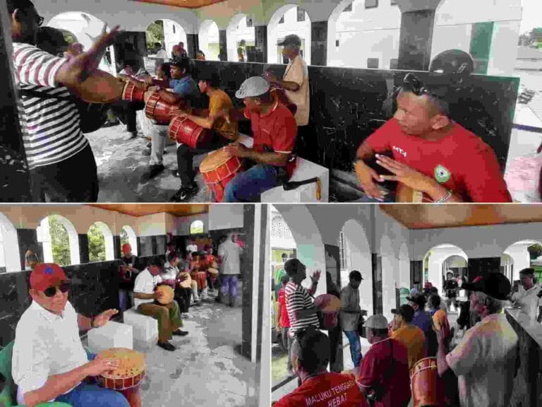 Bupati Maluku Tenggara M. Thaher Hanubun ikut menabuh tifa, mengiringi kegiatan pengecoran tiang Masjid Agung Al-Muhajirin, Sabtu (6/5/2023). Foto: Labes Remetwa