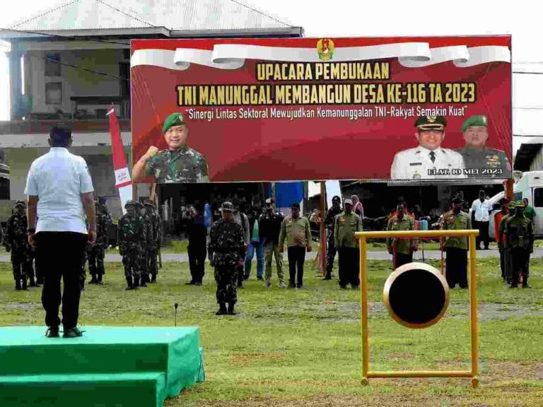 Bupati Maluku Tenggara (Malra) M. Taher Hanubun memimpin upacara pembukaan TNI Manunggal Membangun Desa (TMMD) ke-116 tahun 2023, di Ohoi/Desa Ngurdu Kecamatan Kei Besar, Kabupaten Maluku Tenggara, Provinsi Maluku, Rabu (10/5/2023). Foto: Dispenad