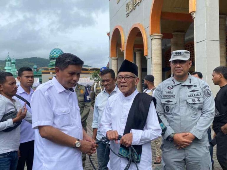 Pemkot Ambon Serahkan Hewan Kurban ke Masjid Raya Al Fatah