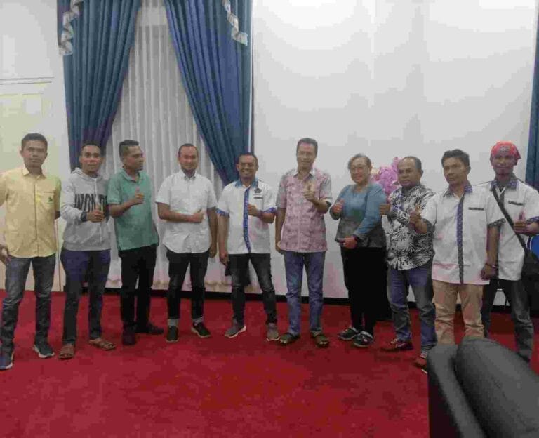 Foto bersama usai pertemuan perdamaian antara PWI Tual dan PT. Samudera Indo Sejahtera (SIS) yang difasilitasi oleh Wakil Wali Kota Tual Usman Tamnge, di ruang kerjanya, Sabtu (17/6/2023). Foto: Dokpri
