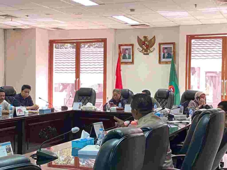 Rapat Dengar Pendapat (RDP) bersama, ketua Asosiasi Pedagang Pasar Mardika Ambon (APMA), Ketua Paguyuban, Ketua Angkutan Jalur A2 yang lagi-lagi di inisiasi Komisi III DPRD Maluku, pada Senin (5/6/2023).