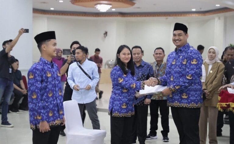 Momen Menpora serahkan SKA PNS 27 Atlet (Gambar: Kemenpora)