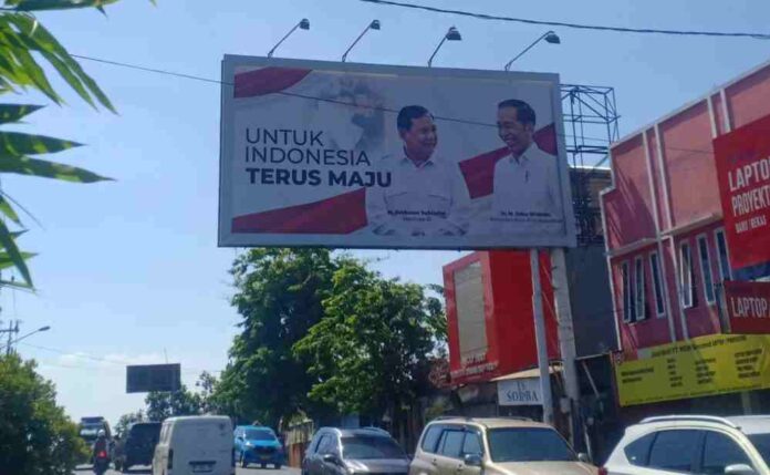 Baliho Prabowo bareng Jokowi di jalanan di Kawasan Gilingan, Banjarsari, Kota Solo. (Gambar: Henrik Toatubun)