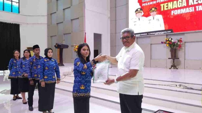 Bupati Malra Serahkan SK Penangkatan PPPK Tenaga Kesehatan
