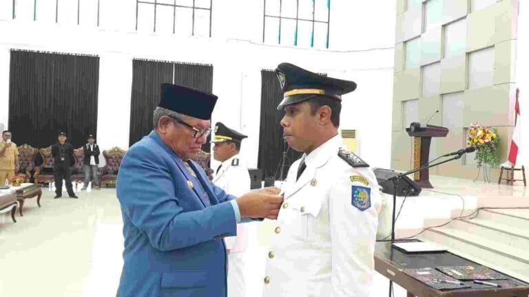 Bupati Maluku Tenggara (Malra) M. Thaher Hanubun melantik dua pejabat administrator (kepala kecamatan) di lingkup Pemkab Malra. Acara pelantikan dilaksanakan di Aula Kantor Bupati, Senin (24/7/2023). Foto: Labes Remetwa