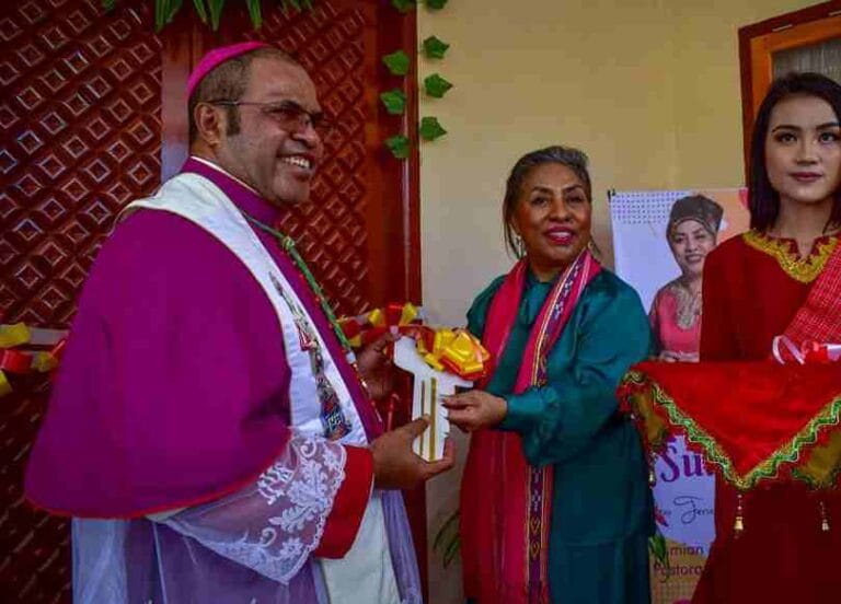 Anggota DPRD Provinsi Maluku Saudah Tuankotta Tethool (kanan) menyerahkan kunci Pastoran Stasi Namar, kepada Uskup Diosis Amboina Mgr. Seno (Inno) Ngutra (kiri). Penyerahan dilakukan di sela-sela doa pemberkatan rumah imam oleh Uskup, Senin (17/7/2023). Foto: Diskominfo Malra/Richard Janwarin