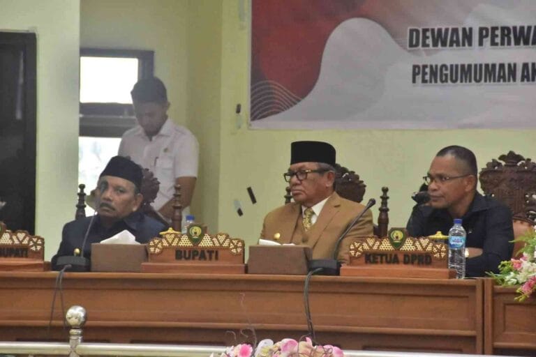 Rapat Paripurna Pengumuman Akhir Masa Jabatan Bupati-Wakil Bupati Maluku Tenggara Periode 2018-202, Rabu (9/8/2023). Kiri ke kanan: Wakil Bupati Petrus Beruatwarin, Bupati M. Thaher Hanubun, dan Ketua DPRD Minducri Kudubun. Foto: Bagian Protokoler dan Komunikasi Pimpinan Pemkab Malra