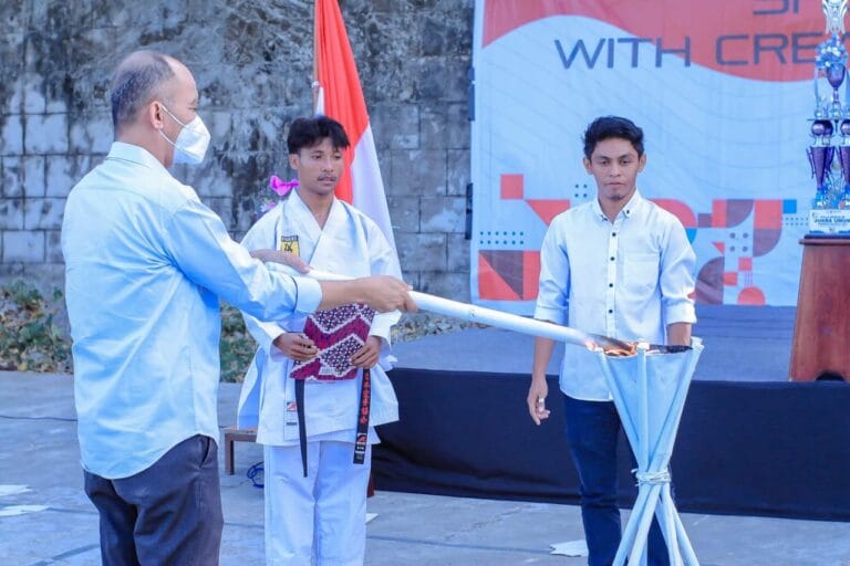 Wakil Direktur I Bidang Akademik Polikant Dani S. Royani membuka iven Pekan Olahraga dan Seni (Porseni) tahun 2023, di Lapangan Sepakbola Polikant, Selasa (8/8/2023). Sumber foto: Facebook Politeknik Perikanan Negeri Tual