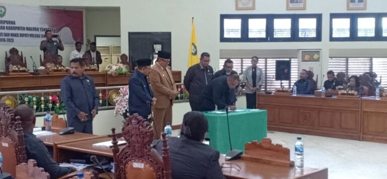 Bupati dan Wakil Bupati bersama Pimpinan DPRD menandatangani berita acara pengumuman masa akhir jabatan pemerintahan Muhammad Thaher Hanubun-Petrus Beruatwarin sebagai Bupati-Wakil Bupati 2018-2023, Rabu (9/8/2023). Foto: Geraldo Leisubun