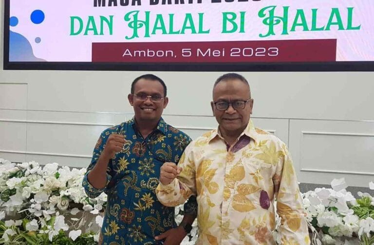 Plt. Ketua PWI Kota Tual Abdullah Tusiek (kiri) dan Ketua Umum (Ketum) PWI Pusat Atal S. Depari, berpose usai Pelantikan Pengurus PWI Provinsi Maluku di Ambon, 5 Mei 2023. Foto: Dokpri