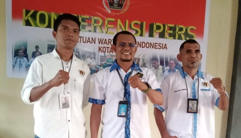 PWI Tual siap sukseskan Rapat Kerja (Raker) PWI Provinsi Maluku. Dari kiri: Bendahara PWI Tual Labes Remetwa, Ketua PWI Tual Abdullah Tusiek, dan Sekretaris PWI Tual Geraldo Leisubun. Foto: Etock Fouw