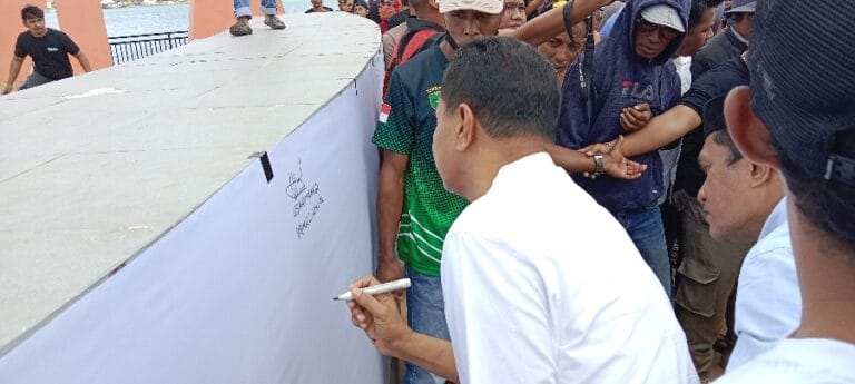 Aksi tandatangan mendukung kebijakan CBP dipimpin oleh Wakil Wali Kota Tual Usman Tamnge, di Pantai Kiom, Kecamatan Dullah Selatan, Kota Tual, Minggu (16/7/2023).
