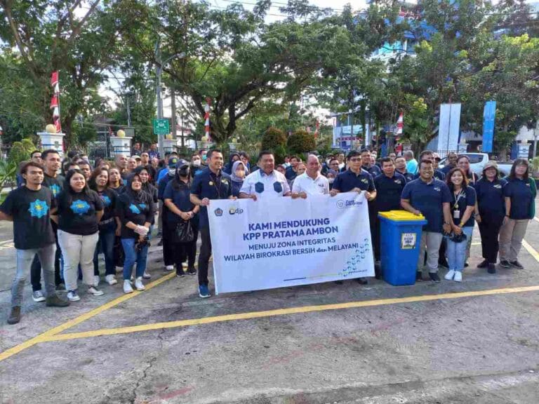 Pemkot Dapat Bantuan 6 Bak Sampah dari KPP Ambon Pemkot Dapat Bantuan 6 Bak Sampah dari KPP Ambon