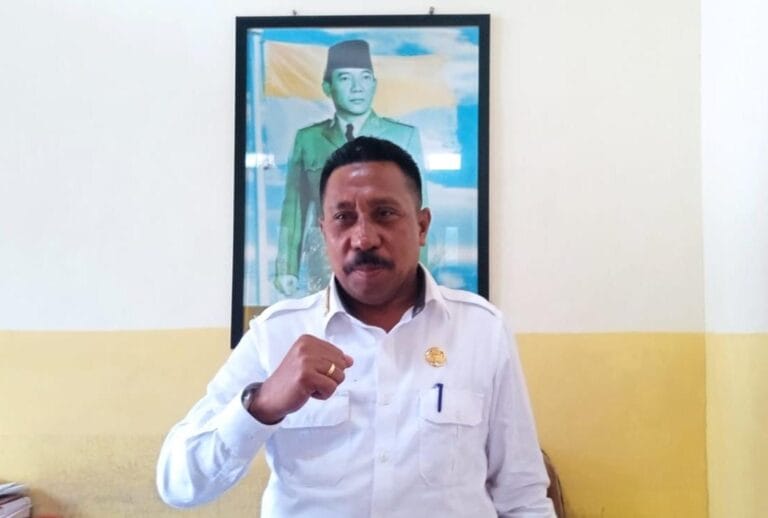 Sekretaris Kesbangpol Kabupaten Maluku Tenggara Karel Rahajaan.